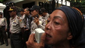 Still: "Jakarta Disorder – Trilogi Jawa II", Nenek (Oma) Dela